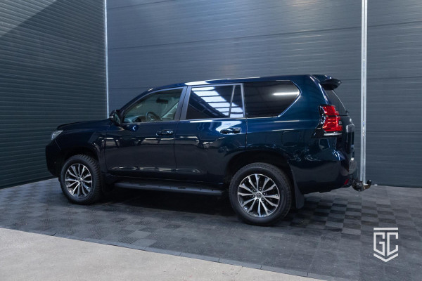Toyota Land Cruiser 2.8 D-4D-F Challenger Window Van Toyota Land Cruiser 2.8 D-4D-F Challenger Window Van