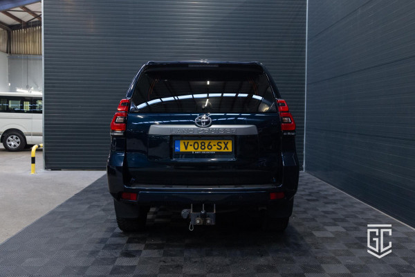 Toyota Land Cruiser 2.8 D-4D-F Challenger Window Van Toyota Land Cruiser 2.8 D-4D-F Challenger Window Van