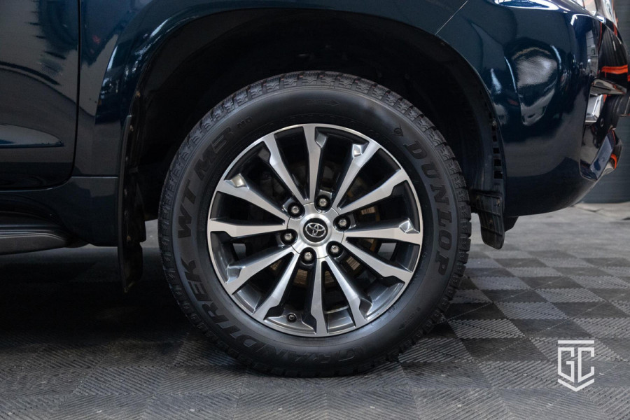 Toyota Land Cruiser 2.8 D-4D-F Challenger Window Van Toyota Land Cruiser 2.8 D-4D-F Challenger Window Van