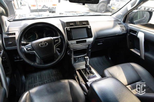Toyota Land Cruiser 2.8 D-4D-F Challenger Window Van Toyota Land Cruiser 2.8 D-4D-F Challenger Window Van