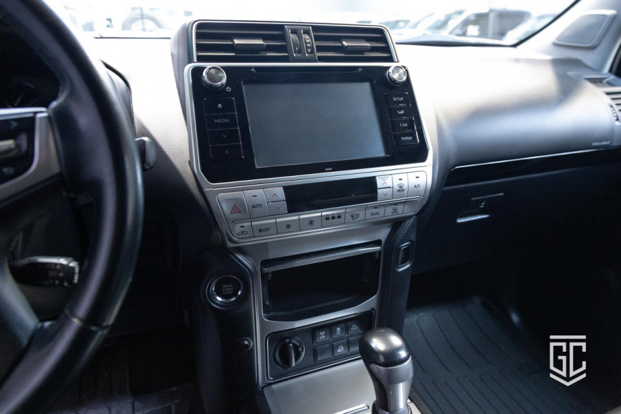 Toyota Land Cruiser 2.8 D-4D-F Challenger Window Van Toyota Land Cruiser 2.8 D-4D-F Challenger Window Van