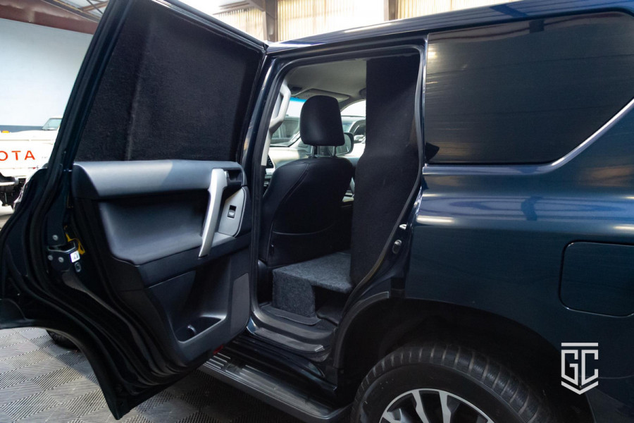 Toyota Land Cruiser 2.8 D-4D-F Challenger Window Van Toyota Land Cruiser 2.8 D-4D-F Challenger Window Van