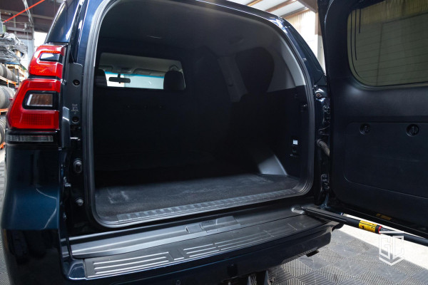 Toyota Land Cruiser 2.8 D-4D-F Challenger Window Van Toyota Land Cruiser 2.8 D-4D-F Challenger Window Van