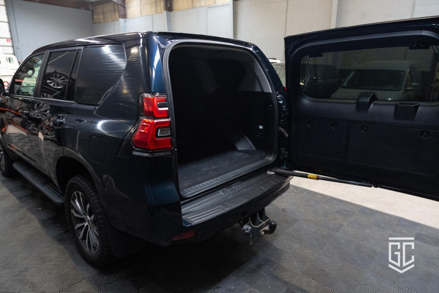 Toyota Land Cruiser 2.8 D-4D-F Challenger Window Van Toyota Land Cruiser 2.8 D-4D-F Challenger Window Van