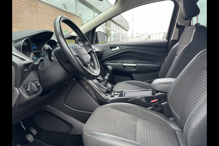 Ford Kuga 1.5 EcoB. Titanium 150pk/Inklapbare Trekhaak/WinterPack etc. Ford Kuga 1.5 EcoB. Titanium 150pk/Inklapbare Trekhaak/WinterPack etc.