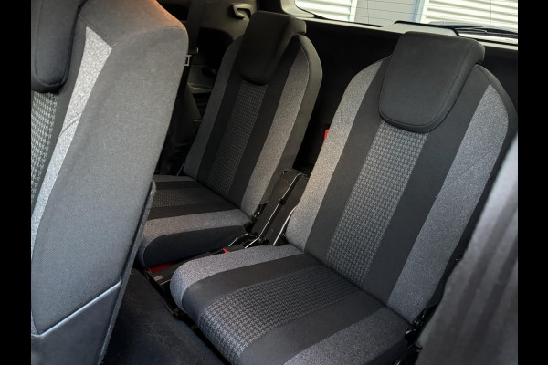 Peugeot 5008 1.2 PureTech Active Pack 7 Persoons - Navigatie/Apple CarPlay I Airco I LED I PDC I Sport velgen I-Dealer onderhouden Peugeot 5008 1.2 PureTech Active Pack 7 Persoons - Navigatie/Apple CarPlay I Airco I LED I PDC I Sport velgen I-Dealer onderhouden