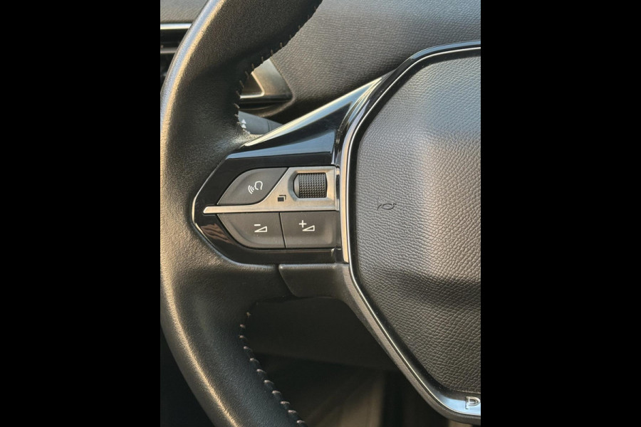 Peugeot 5008 1.2 PureTech Active Pack 7 Persoons - Navigatie/Apple CarPlay I Airco I LED I PDC I Sport velgen I-Dealer onderhouden Peugeot 5008 1.2 PureTech Active Pack 7 Persoons - Navigatie/Apple CarPlay I Airco I LED I PDC I Sport velgen I-Dealer onderhouden