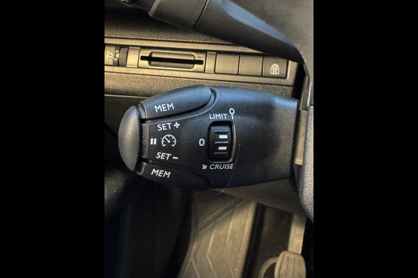 Peugeot 5008 1.2 PureTech Active Pack 7 Persoons - Navigatie/Apple CarPlay I Airco I LED I PDC I Sport velgen I-Dealer onderhouden Peugeot 5008 1.2 PureTech Active Pack 7 Persoons - Navigatie/Apple CarPlay I Airco I LED I PDC I Sport velgen I-Dealer onderhouden
