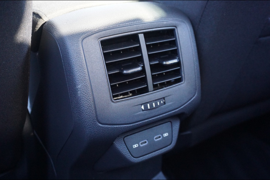 Volkswagen T-Roc 115PK Life Edition CLIMA | STOELVERWARMING | PARK.SENS | CARPLAY Volkswagen T-Roc 115PK Life Edition CLIMA | STOELVERWARMING | PARK.SENS | CARPLAY