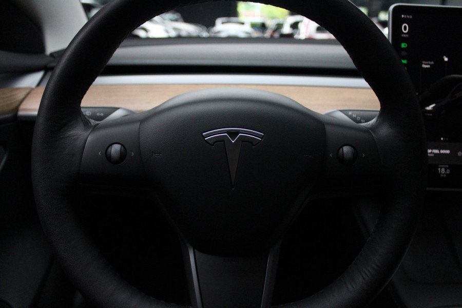 Tesla Model 3 RWD Autopilot ACC Stuurverwarm. PDC Leer Navi Panoramadak 360° Elektr. achterklep Stoelverwarming voor & achter Climate voor & achter LM velgen BTW auto! Nieuw! Tesla Model 3 RWD Autopilot ACC Stuurverwarm. PDC Leer Navi Panoramadak 360° Elektr. achterklep Stoelverwarming voor & achter Climate voor & achter LM velgen BTW auto! Nieuw!