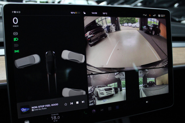 Tesla Model 3 RWD Autopilot ACC Stuurverwarm. PDC Leer Navi Panoramadak 360° Elektr. achterklep Stoelverwarming voor & achter Climate voor & achter LM velgen BTW auto! Nieuw!