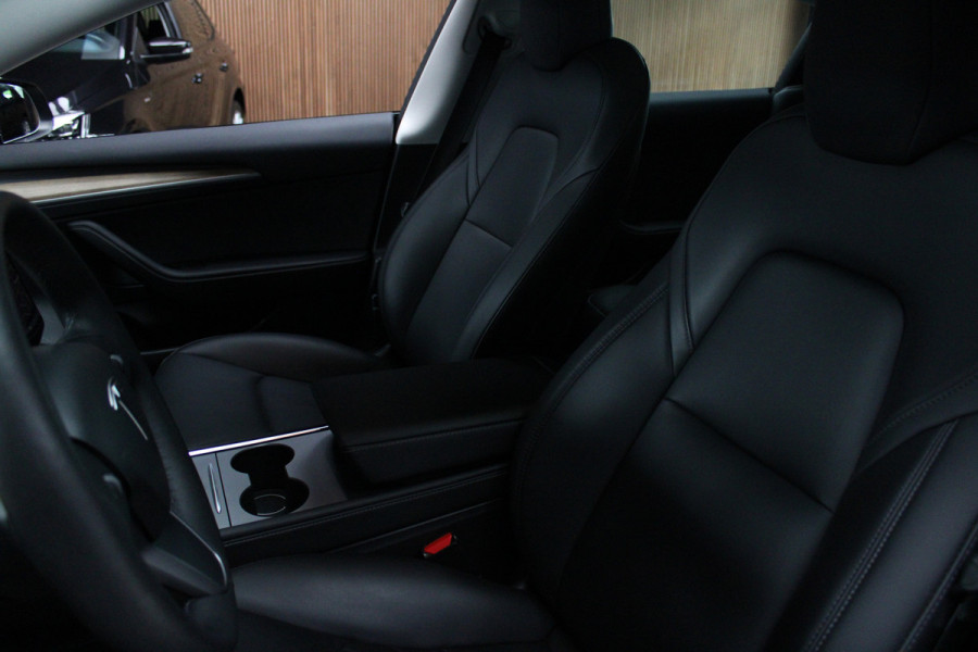 Tesla Model 3 RWD Autopilot ACC Stuurverwarm. PDC Leer Navi Panoramadak 360° Elektr. achterklep Stoelverwarming voor & achter Climate voor & achter LM velgen BTW auto! Nieuw!