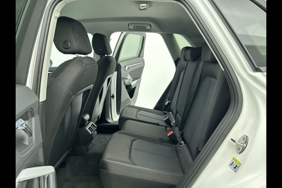 Audi Q3 40 TFSI quattro Advanced Pro S-Line (Dealer OnderH, Navi, StoelV, Parkeersensoren, Climate Con, Cruise Con, Etc) Audi Q3 40 TFSI quattro Advanced Pro S-Line (Dealer OnderH, Navi, StoelV, Parkeersensoren, Climate Con, Cruise Con, Etc)