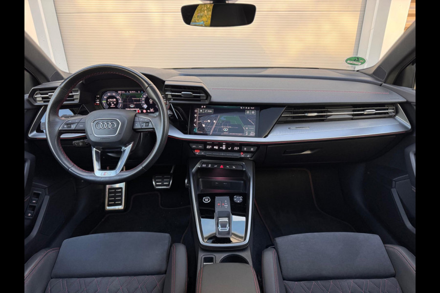 Audi A3 Sportback 45 TFSI e S3 Competition Pano/Keyless/Sfeer/RS zetels Audi A3 Sportback 45 TFSI e S3 Competition Pano/Keyless/Sfeer/RS zetels