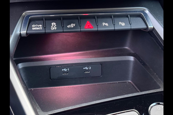 Audi A3 Sportback 45 TFSI e S3 Competition Pano/Keyless/Sfeer/RS zetels Audi A3 Sportback 45 TFSI e S3 Competition Pano/Keyless/Sfeer/RS zetels