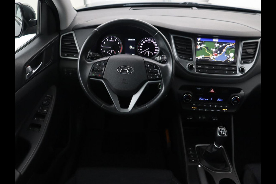 Hyundai Tucson 1.6 GDi Comfort | Trekhaak | Camera | Achterbankverwarming | Navigatie | Stoelverwarming | Climate control | Parkeerhulp | Cruise control | DAB | Regensensor Hyundai Tucson 1.6 GDi Comfort | Trekhaak | Camera | Achterbankverwarming | Navigatie | Stoelverwarming | Climate control | Parkeerhulp | Cruise control | DAB | Regensensor