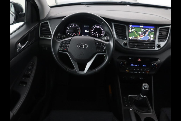 Hyundai Tucson 1.6 GDi Comfort | Trekhaak | Camera | Achterbankverwarming | Navigatie | Stoelverwarming | Climate control | Parkeerhulp | Cruise control | DAB | Regensensor Hyundai Tucson 1.6 GDi Comfort | Trekhaak | Camera | Achterbankverwarming | Navigatie | Stoelverwarming | Climate control | Parkeerhulp | Cruise control | DAB | Regensensor