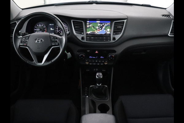 Hyundai Tucson 1.6 GDi Comfort | Trekhaak | Camera | Achterbankverwarming | Navigatie | Stoelverwarming | Climate control | Parkeerhulp | Cruise control | DAB | Regensensor Hyundai Tucson 1.6 GDi Comfort | Trekhaak | Camera | Achterbankverwarming | Navigatie | Stoelverwarming | Climate control | Parkeerhulp | Cruise control | DAB | Regensensor