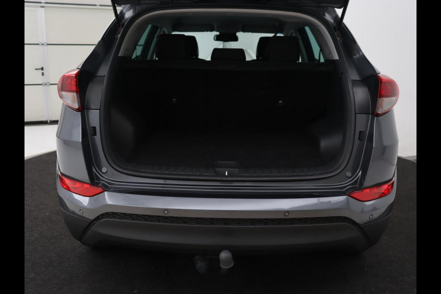 Hyundai Tucson 1.6 GDi Comfort | Trekhaak | Camera | Achterbankverwarming | Navigatie | Stoelverwarming | Climate control | Parkeerhulp | Cruise control | DAB | Regensensor Hyundai Tucson 1.6 GDi Comfort | Trekhaak | Camera | Achterbankverwarming | Navigatie | Stoelverwarming | Climate control | Parkeerhulp | Cruise control | DAB | Regensensor