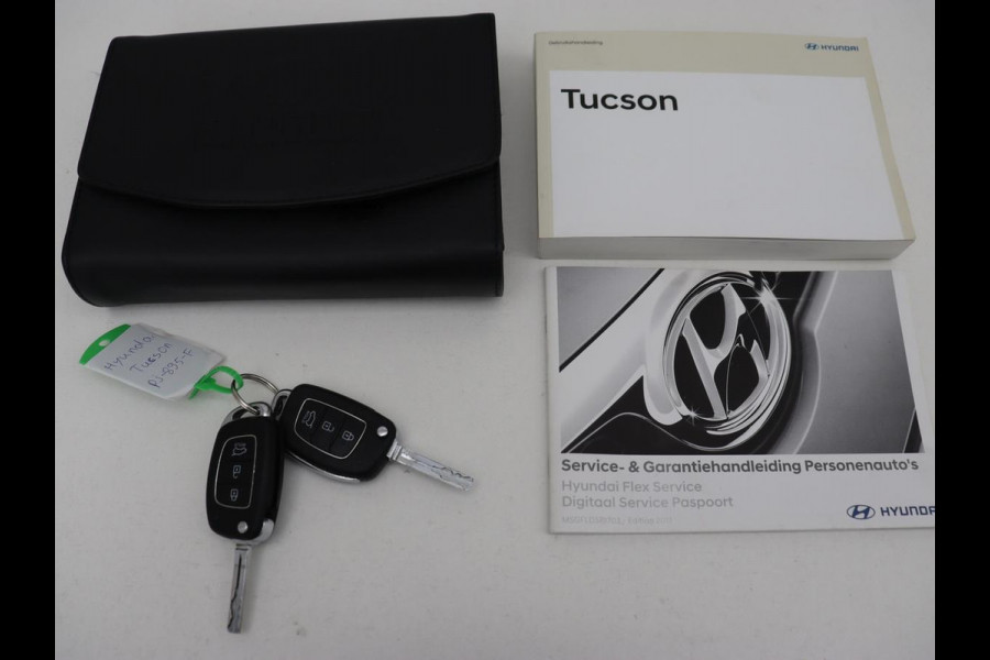 Hyundai Tucson 1.6 GDi Comfort | Trekhaak | Camera | Achterbankverwarming | Navigatie | Stoelverwarming | Climate control | Parkeerhulp | Cruise control | DAB | Regensensor Hyundai Tucson 1.6 GDi Comfort | Trekhaak | Camera | Achterbankverwarming | Navigatie | Stoelverwarming | Climate control | Parkeerhulp | Cruise control | DAB | Regensensor