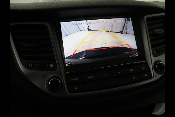 Hyundai Tucson 1.6 GDi Comfort | Trekhaak | Camera | Achterbankverwarming | Navigatie | Stoelverwarming | Climate control | Parkeerhulp | Cruise control | DAB | Regensensor Hyundai Tucson 1.6 GDi Comfort | Trekhaak | Camera | Achterbankverwarming | Navigatie | Stoelverwarming | Climate control | Parkeerhulp | Cruise control | DAB | Regensensor