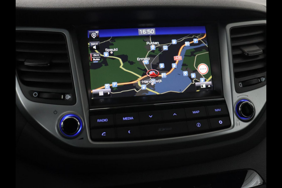 Hyundai Tucson 1.6 GDi Comfort | Trekhaak | Camera | Achterbankverwarming | Navigatie | Stoelverwarming | Climate control | Parkeerhulp | Cruise control | DAB | Regensensor Hyundai Tucson 1.6 GDi Comfort | Trekhaak | Camera | Achterbankverwarming | Navigatie | Stoelverwarming | Climate control | Parkeerhulp | Cruise control | DAB | Regensensor