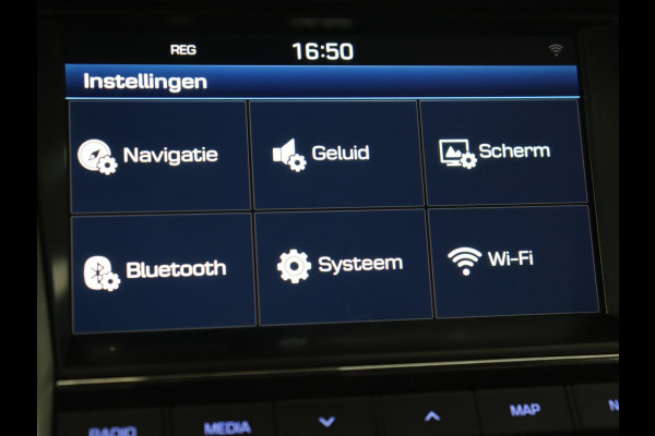 Hyundai Tucson 1.6 GDi Comfort | Trekhaak | Camera | Achterbankverwarming | Navigatie | Stoelverwarming | Climate control | Parkeerhulp | Cruise control | DAB | Regensensor Hyundai Tucson 1.6 GDi Comfort | Trekhaak | Camera | Achterbankverwarming | Navigatie | Stoelverwarming | Climate control | Parkeerhulp | Cruise control | DAB | Regensensor