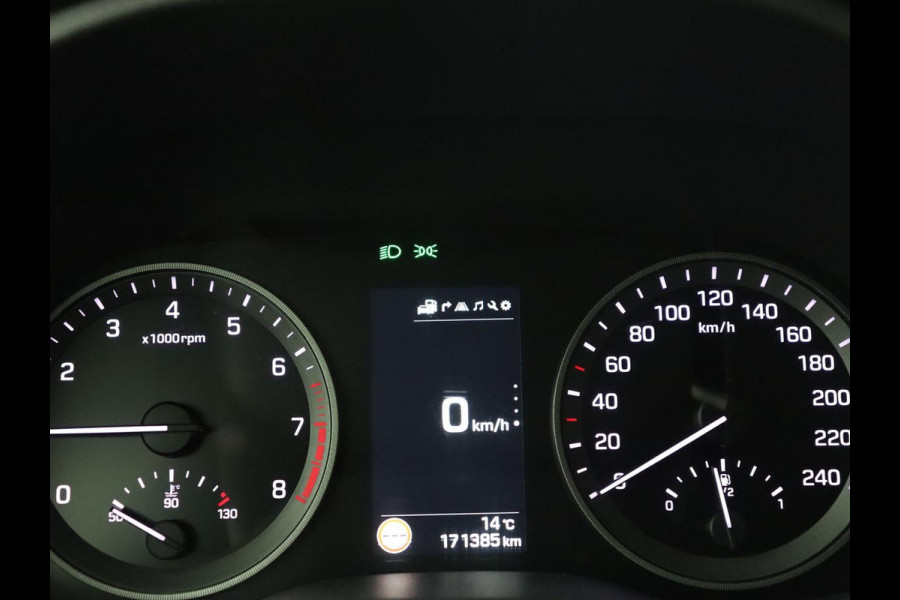 Hyundai Tucson 1.6 GDi Comfort | Trekhaak | Camera | Achterbankverwarming | Navigatie | Stoelverwarming | Climate control | Parkeerhulp | Cruise control | DAB | Regensensor Hyundai Tucson 1.6 GDi Comfort | Trekhaak | Camera | Achterbankverwarming | Navigatie | Stoelverwarming | Climate control | Parkeerhulp | Cruise control | DAB | Regensensor
