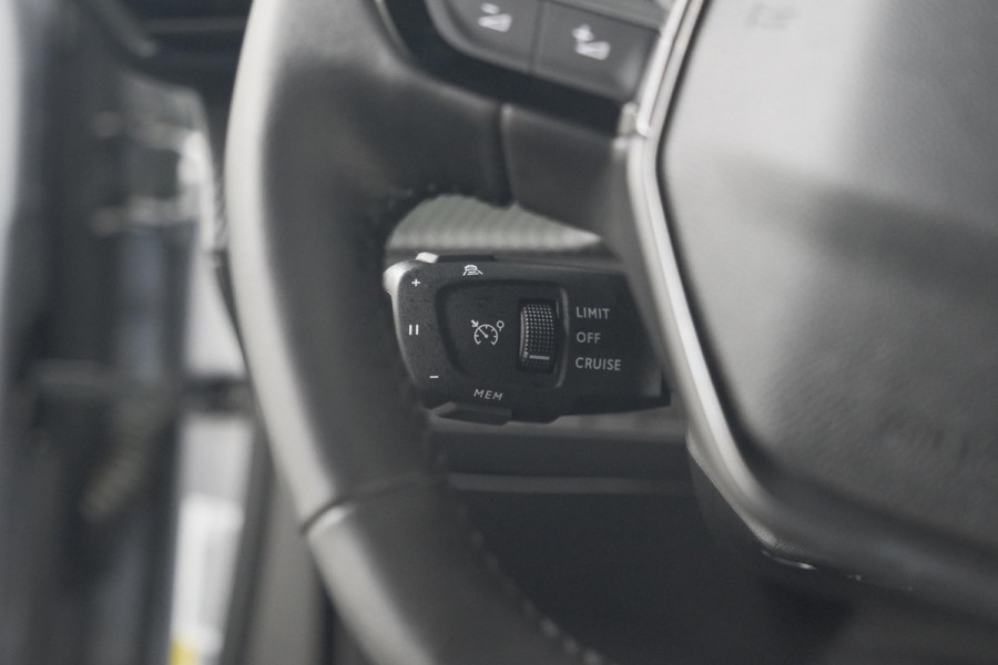 Peugeot 2008 Hybrid 136 e-DCS6 Allure | 360 Camera | Adaptieve Cruise Control | Dodehoekdetectie | Navigatie Peugeot 2008 Hybrid 136 e-DCS6 Allure | 360 Camera | Adaptieve Cruise Control | Dodehoekdetectie | Navigatie