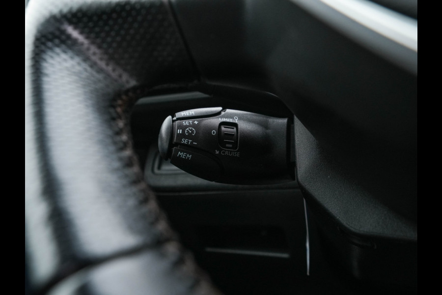 Peugeot 5008 1.6 e-THP GT-Line [ 7-Pers. ] Aut. *PANO | LEATHER-FABRIC | FULL-LED | DIGI-COCKPIT | LANE-ASSIST | BLINDS-SPOT | SPORT-SEATS | CAMERA | NAVI-FULLMAP | SHIFT-PADDLES | PRIVACY-GLASS | TOWBAR | 18''ALU*