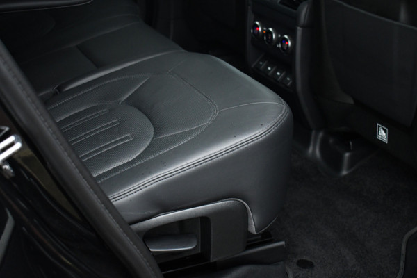 Land Rover Defender 110 3.0 P400 HSE 7-pers Pano Trekh ACC 22inch HUD Standkachel