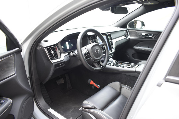 Volvo V60 T6 350PK Automaat Plug-in hybrid AWD Plus Dark / Panoramadak / Harman Kardon / 360 camera / Climate pack / Intellisafe / Trekhaak Volvo V60 T6 350PK Automaat Plug-in hybrid AWD Plus Dark / Panoramadak / Harman Kardon / 360 camera / Climate pack / Intellisafe / Trekhaak