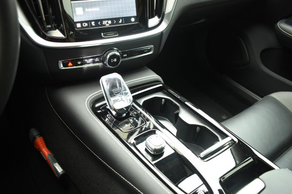 Volvo V60 T6 350PK Automaat Plug-in hybrid AWD Plus Dark / Panoramadak / Harman Kardon / 360 camera / Climate pack / Intellisafe / Trekhaak Volvo V60 T6 350PK Automaat Plug-in hybrid AWD Plus Dark / Panoramadak / Harman Kardon / 360 camera / Climate pack / Intellisafe / Trekhaak