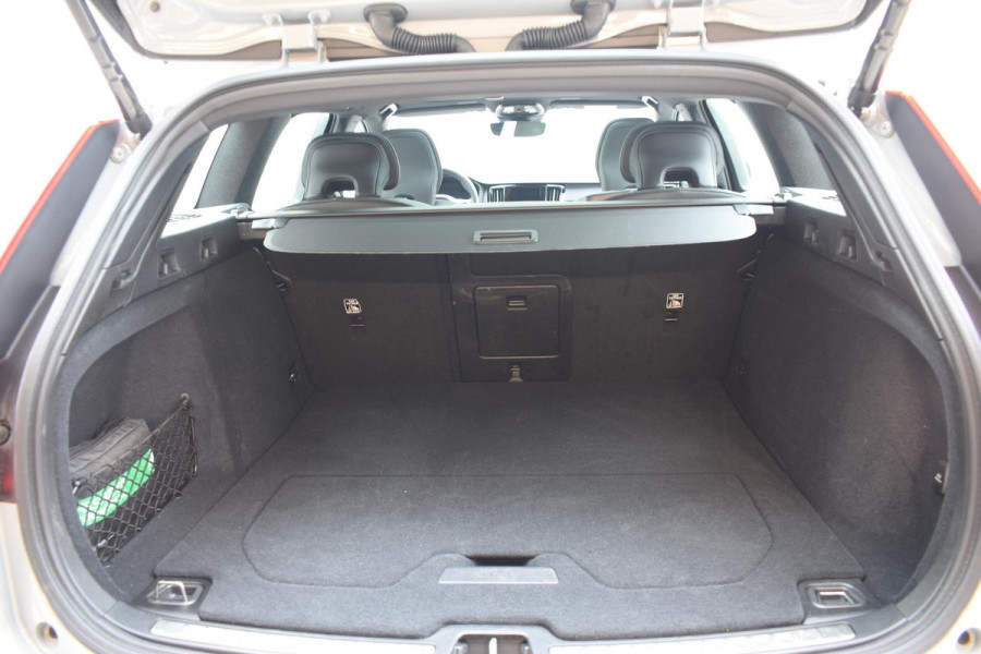 Volvo V60 T6 350PK Automaat Plug-in hybrid AWD Plus Dark / Panoramadak / Harman Kardon / 360 camera / Climate pack / Intellisafe / Trekhaak Volvo V60 T6 350PK Automaat Plug-in hybrid AWD Plus Dark / Panoramadak / Harman Kardon / 360 camera / Climate pack / Intellisafe / Trekhaak