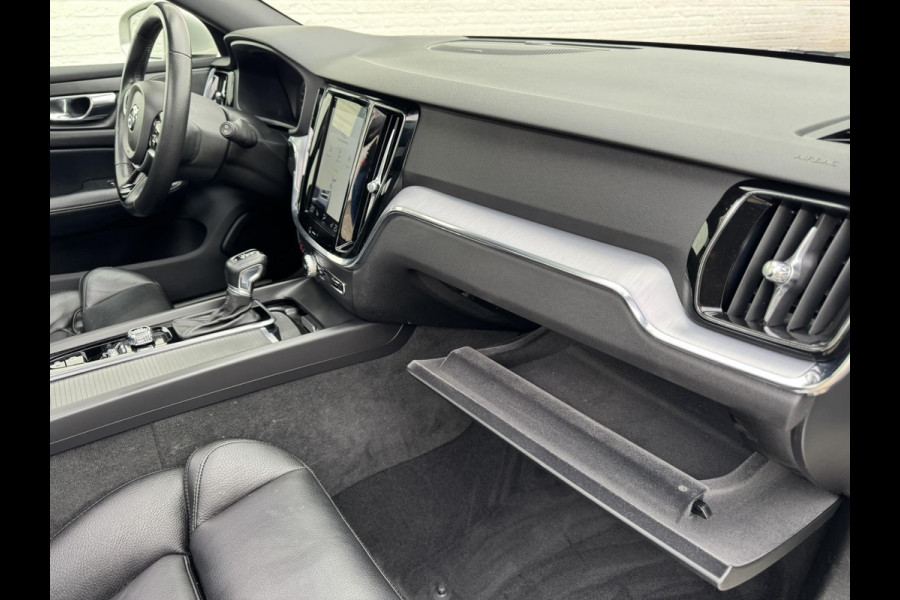 Volvo V60 2.0 D4 Momentum Adaptive cruise Climate control Parkeercamera met sensoren Apple / Android Stoelverwarming Harman Kardon Volvo V60 2.0 D4 Momentum Adaptive cruise Climate control Parkeercamera met sensoren Apple / Android Stoelverwarming Harman Kardon
