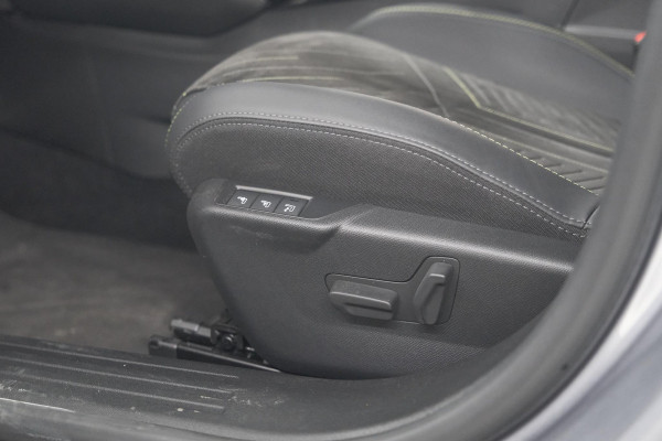 Peugeot 2008 PureTech 130 EAT8 GT | 360 Camera | Stoelmassage | Adaptieve Cruise Control | Dodehoekdetectie Peugeot 2008 PureTech 130 EAT8 GT | 360 Camera | Stoelmassage | Adaptieve Cruise Control | Dodehoekdetectie