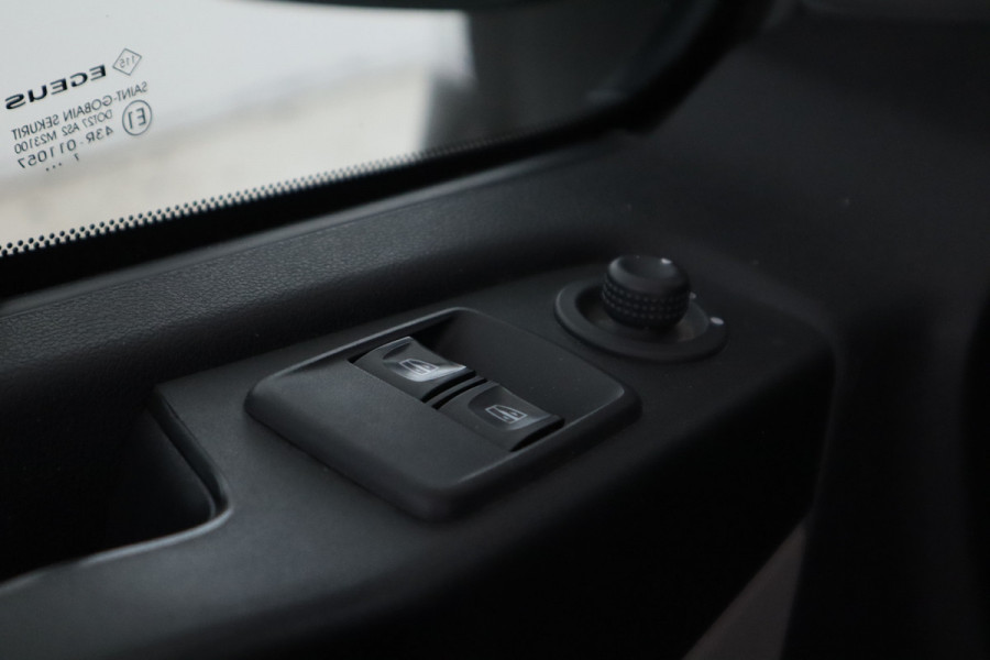 Renault Trafic 1.6 dCi T27 L1H1 Comfort navigatie, parkeersensoren, ruiten in achterdeuren en zijdeur Renault Trafic 1.6 dCi T27 L1H1 Comfort navigatie, parkeersensoren, ruiten in achterdeuren en zijdeur