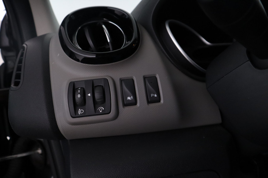 Renault Trafic 1.6 dCi T27 L1H1 Comfort navigatie, parkeersensoren, ruiten in achterdeuren en zijdeur Renault Trafic 1.6 dCi T27 L1H1 Comfort navigatie, parkeersensoren, ruiten in achterdeuren en zijdeur