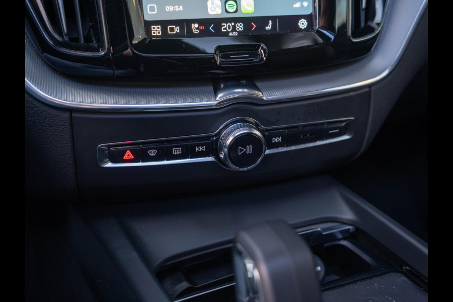Volvo XC60 2.0 T6 Plug-in hybrid AWD Core Bright / Pano / ACC / trekhaak /