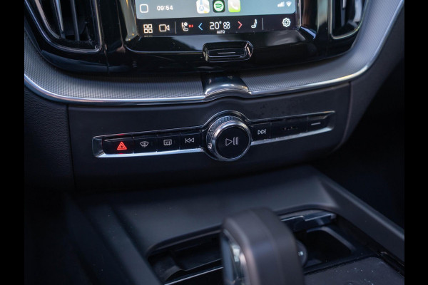 Volvo XC60 2.0 T6 Plug-in hybrid AWD Core Bright / Pano / ACC / trekhaak /