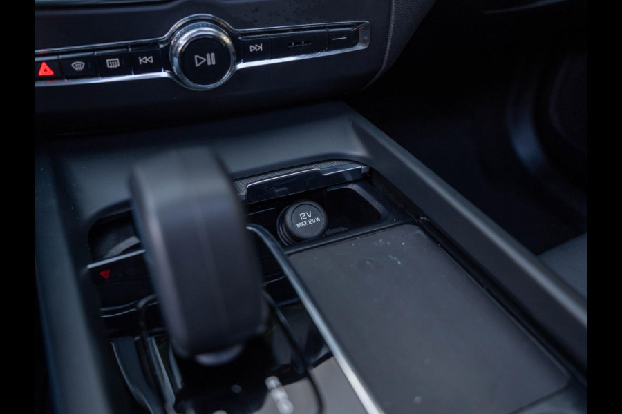 Volvo XC60 2.0 T6 Plug-in hybrid AWD Core Bright / Pano / ACC / trekhaak /