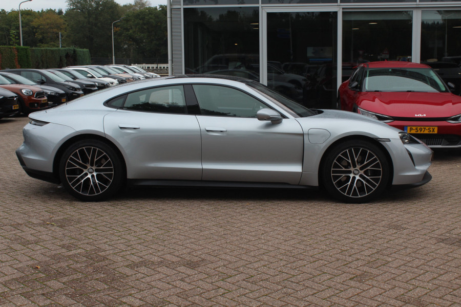 Porsche Taycan Performance 84 kWh / NIEUWSTAAT! / SoH 94.5% / Panoramadak / 360Camera / Adaptieve stoelen / Sportchrono / 20'' / Bose / Keyless / Dodehoek / Navigatie / Stoelverwarming / Cruise Control