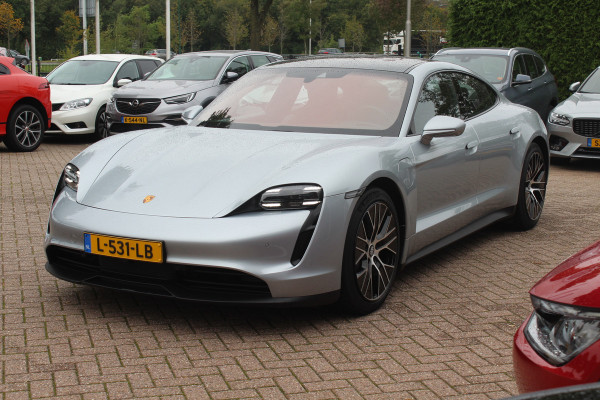 Porsche Taycan Performance 84 kWh / NIEUWSTAAT! / SoH 94.5% / Panoramadak / 360Camera / Adaptieve stoelen / Sportchrono / 20'' / Bose / Keyless / Dodehoek / Navigatie / Stoelverwarming / Cruise Control