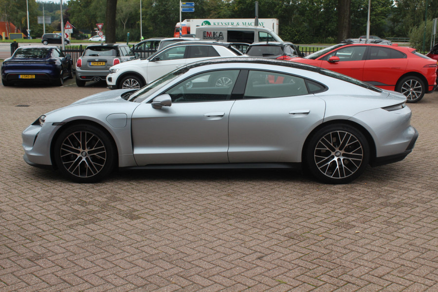 Porsche Taycan Performance 84 kWh / NIEUWSTAAT! / SoH 94.5% / Panoramadak / 360Camera / Adaptieve stoelen / Sportchrono / 20'' / Bose / Keyless / Dodehoek / Navigatie / Stoelverwarming / Cruise Control
