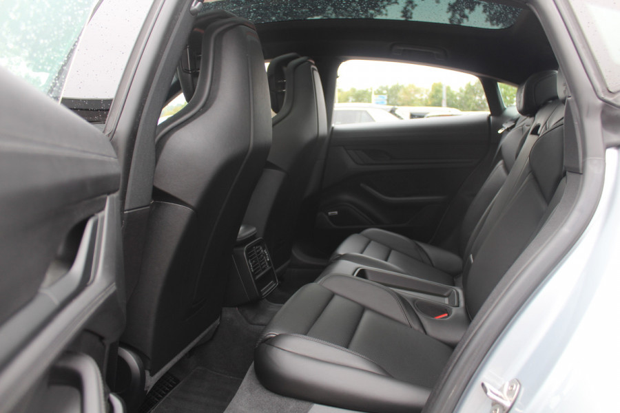 Porsche Taycan Performance 84 kWh / NIEUWSTAAT! / SoH 94.5% / Panoramadak / 360Camera / Adaptieve stoelen / Sportchrono / 20'' / Bose / Keyless / Dodehoek / Navigatie / Stoelverwarming / Cruise Control