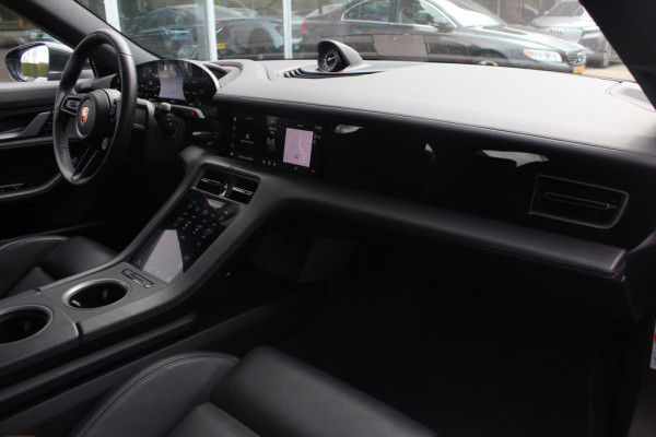 Porsche Taycan Performance 84 kWh / NIEUWSTAAT! / SoH 94.5% / Panoramadak / 360Camera / Adaptieve stoelen / Sportchrono / 20'' / Bose / Keyless / Dodehoek / Navigatie / Stoelverwarming / Cruise Control