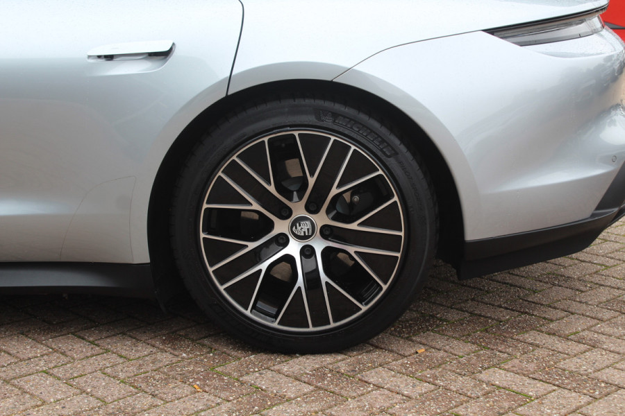 Porsche Taycan Performance 84 kWh / NIEUWSTAAT! / SoH 94.5% / Panoramadak / 360Camera / Adaptieve stoelen / Sportchrono / 20'' / Bose / Keyless / Dodehoek / Navigatie / Stoelverwarming / Cruise Control