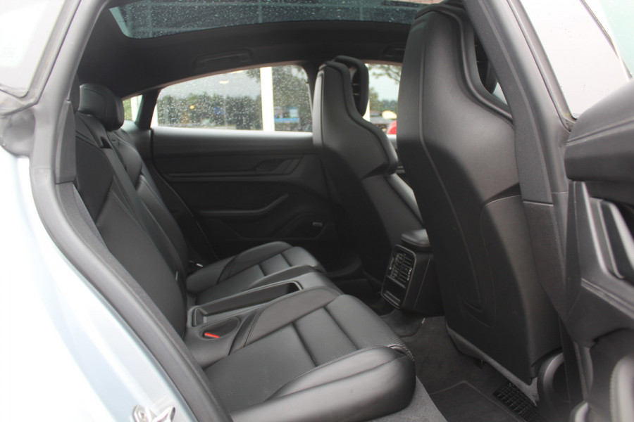 Porsche Taycan Performance 84 kWh / NIEUWSTAAT! / SoH 94.5% / Panoramadak / 360Camera / Adaptieve stoelen / Sportchrono / 20'' / Bose / Keyless / Dodehoek / Navigatie / Stoelverwarming / Cruise Control