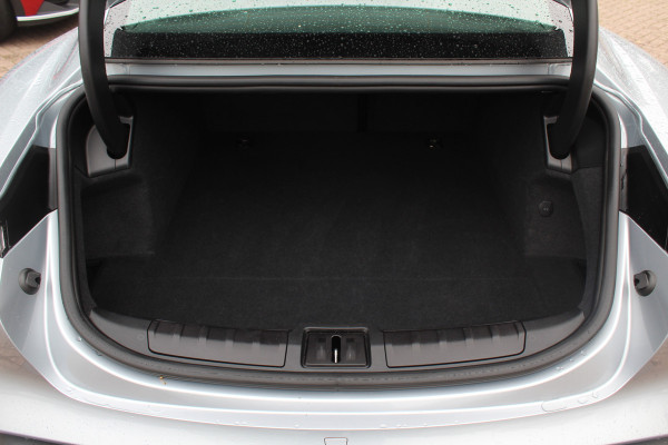 Porsche Taycan Performance 84 kWh / NIEUWSTAAT! / SoH 94.5% / Panoramadak / 360Camera / Adaptieve stoelen / Sportchrono / 20'' / Bose / Keyless / Dodehoek / Navigatie / Stoelverwarming / Cruise Control