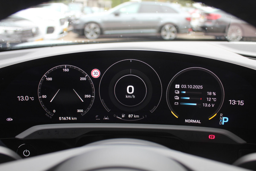 Porsche Taycan Performance 84 kWh / NIEUWSTAAT! / SoH 94.5% / Panoramadak / 360Camera / Adaptieve stoelen / Sportchrono / 20'' / Bose / Keyless / Dodehoek / Navigatie / Stoelverwarming / Cruise Control